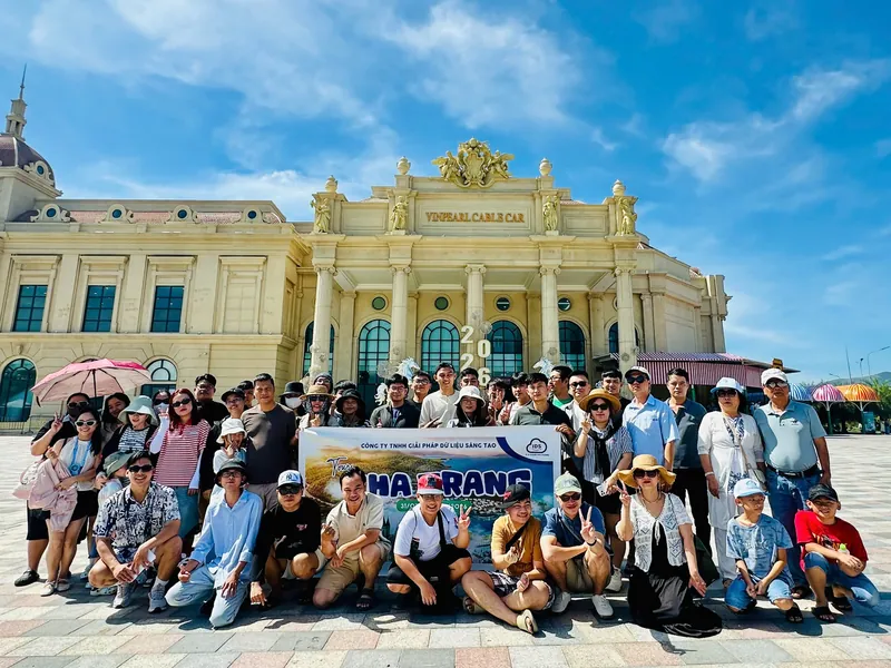 Đoàn 45 khách công ty trước ga cáp treo Vinpearl