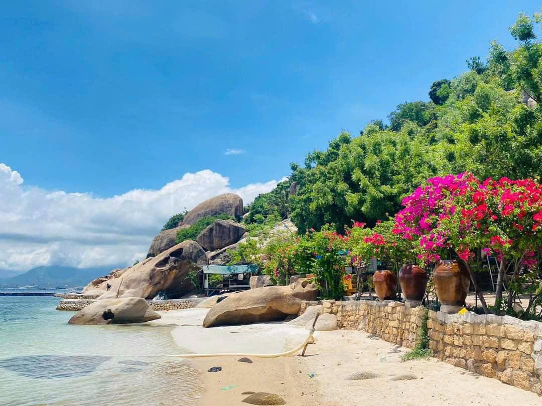 Bãi biển hoang sơ trong vắt tại đảo Đá Xích Cam Ranh
