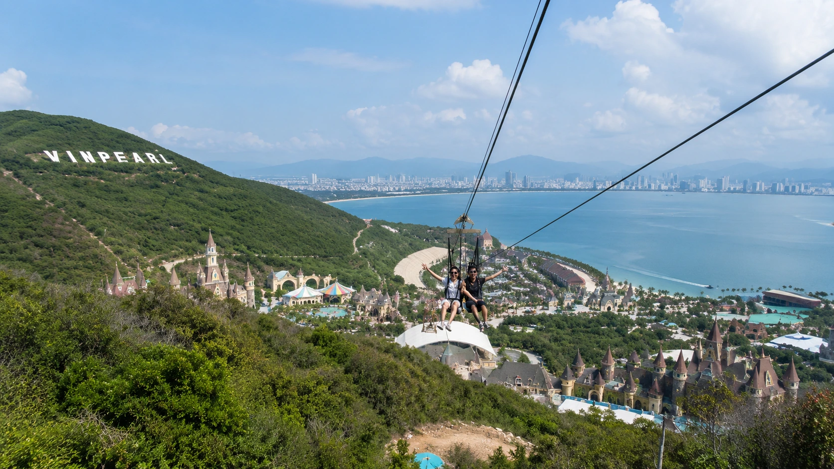 Trải nghiệm đường trượt Zipline 3 kỷ lục tại khu vui chơi VinWonders Nha Trang