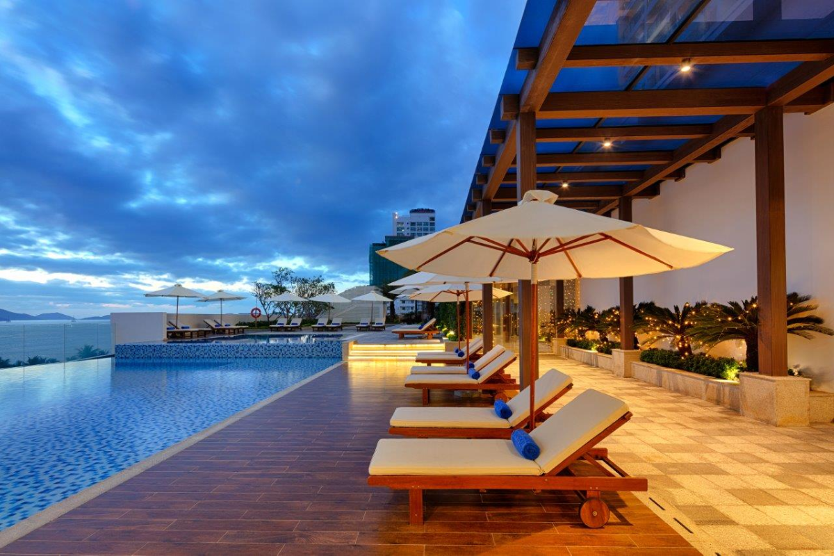 Hồ bơi tại Galliot Hotel and Spa Nha Trang 