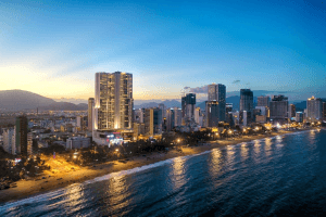 Toàn cảnh Vinpearl Beachfront Nha Trang nhìn từ trên cao về đêm