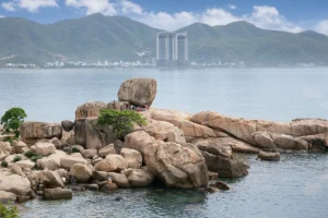 Bãi đá Hòn Chồng nhìn ra vịnh Nha Trang
