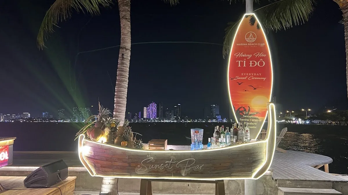 Quầy bar hình chiếc thuyền ở Marina Beach Club Nha Trang về đêm