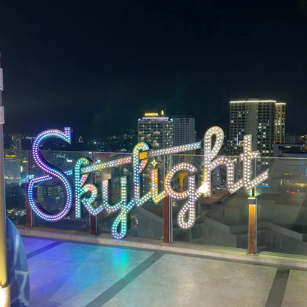 Chữ Skylight trên sân thượng nhìn ra thành phố Nha Trang về đêm