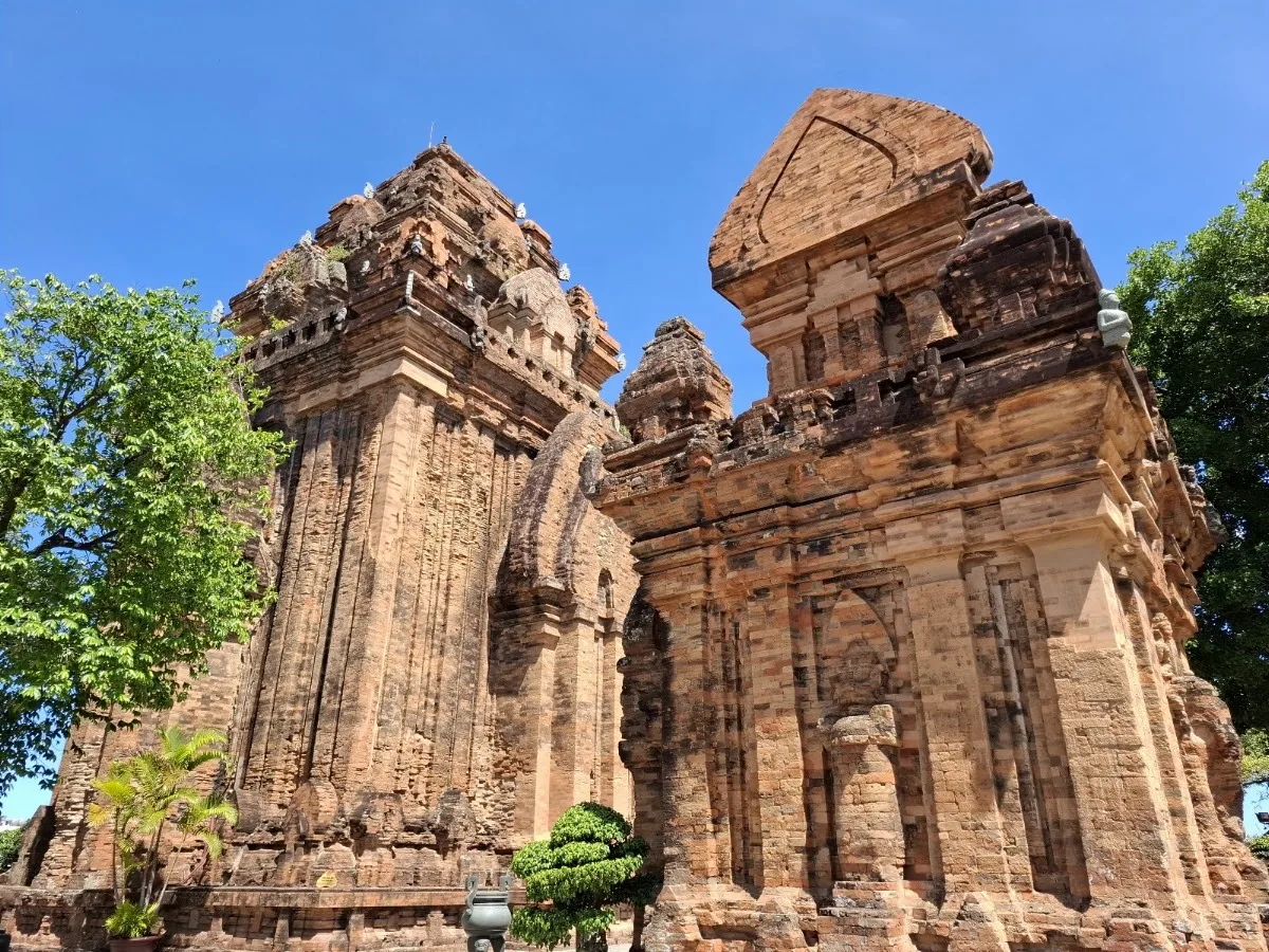 Các tháp gạch cổ ở Tháp Bà Ponagar Nha Trang