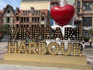 Chữ Vinpearl Harbour cỡ lớn ở cảng Vinpearl Nha Trang