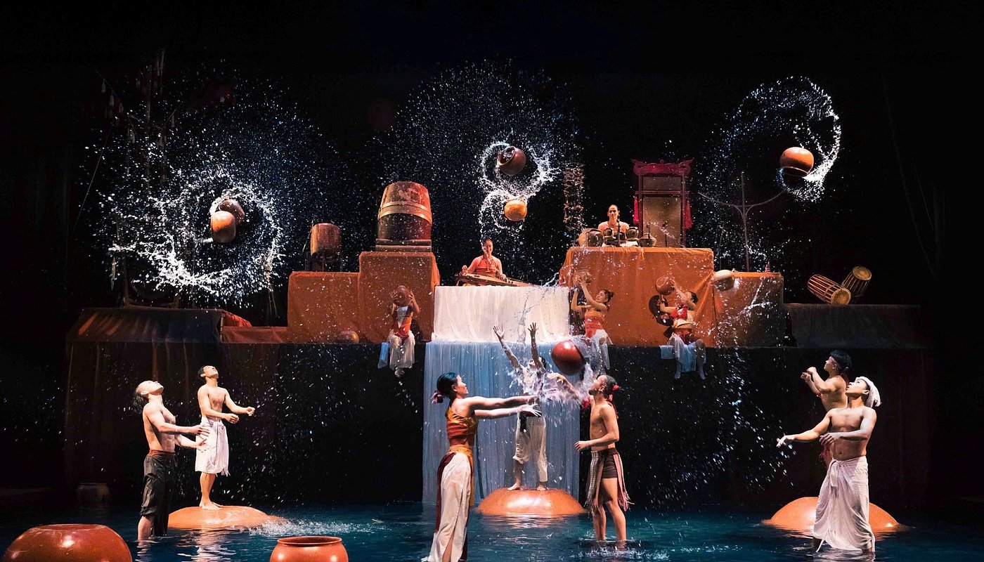 Sân khấu nước bùng nổ trong một phân cảnh của Chum Show ở Nhà hát Đó Nha Trang