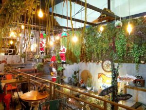 Trang trí Giáng Sinh tại quán cafe (ảnh minh họa)