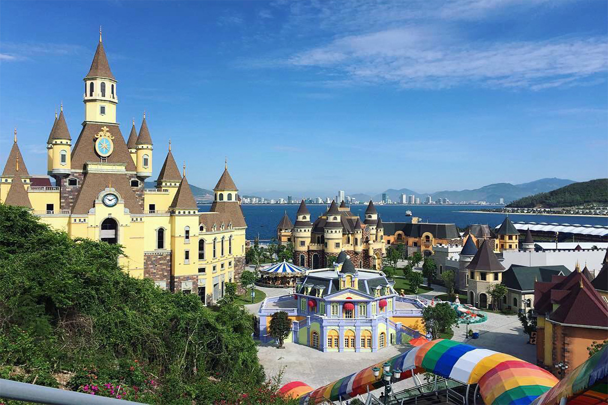 Toàn cảnh khu vui chơi cổ tích tại Vinpearl Land Nha Trang nhìn ra vịnh biển xanh, biểu tượng du lịch giải trí hàng đầu sau hành trình hơn 20 năm phát triển.