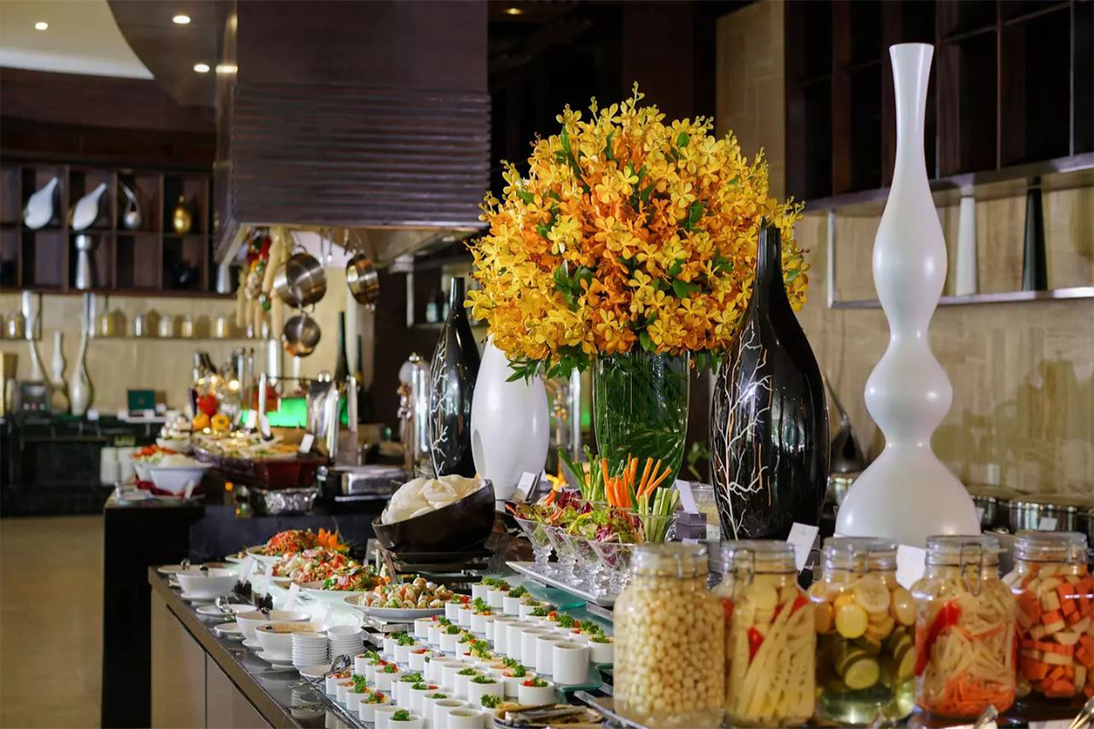 Buffet tại VinWonders giúp tiết kiệm chi phí và nghỉ ngơi thoải mái.