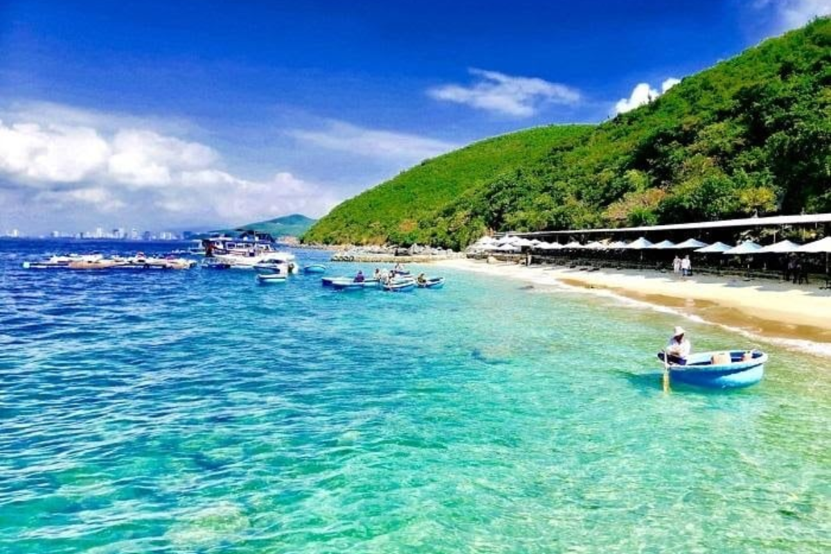 Bãi Tranh Nha Trang với nước biển trong xanh và du khách tham gia tour 3 đảo 2026