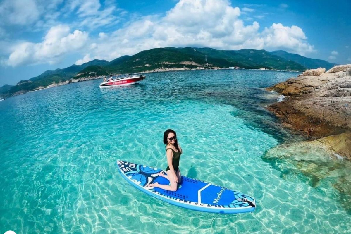 Du khách chèo SUP tại Đảo Bình Hưng Nha Trang với nước biển xanh ngọc 