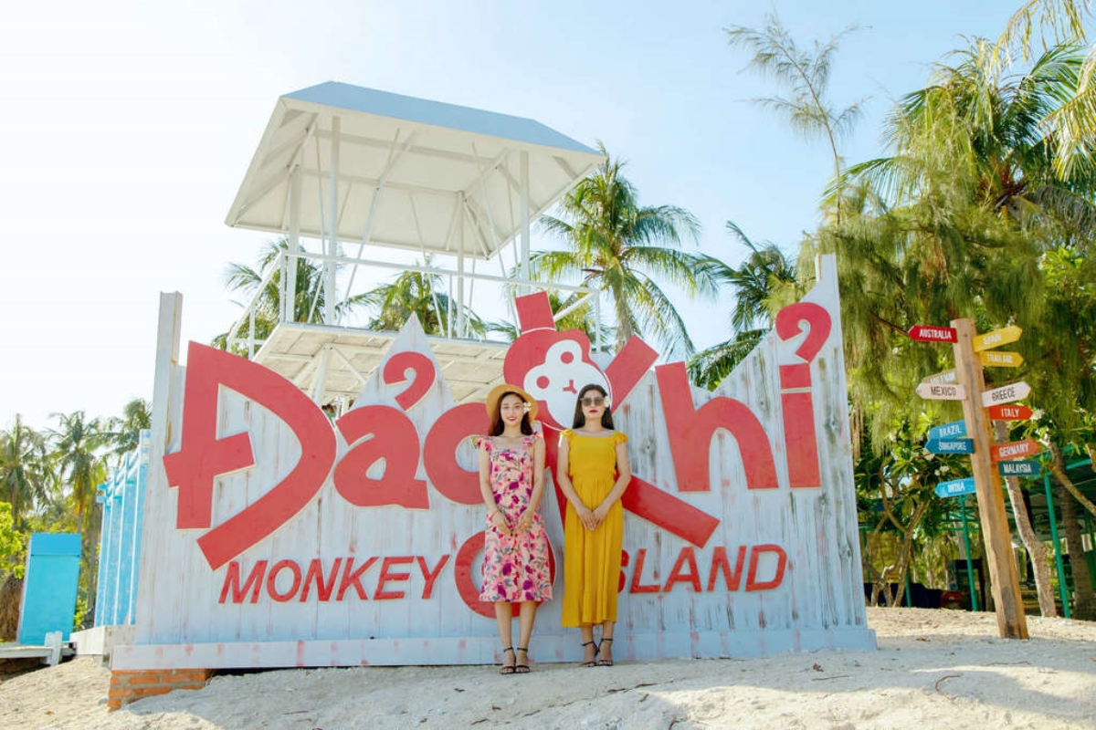 Du khách chụp ảnh tại khu check-in Đảo Khỉ Nha Trang trong hành trình khám phá