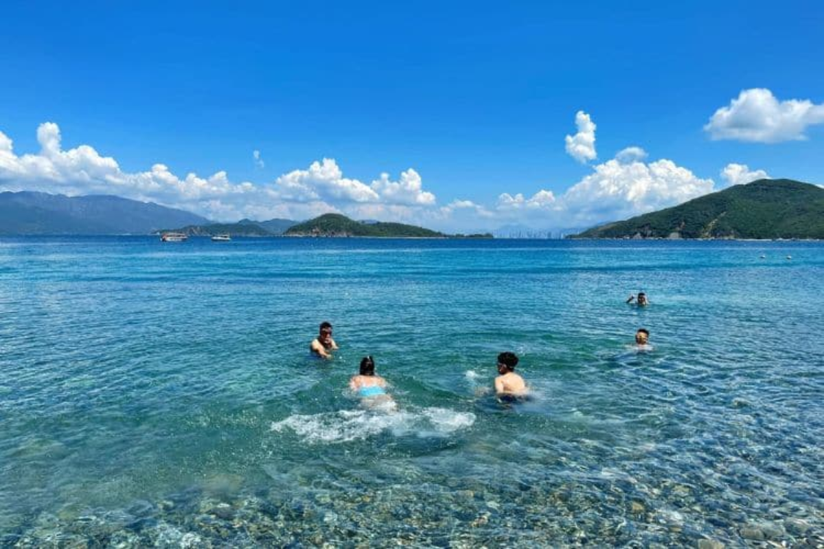 Du khách tắm biển tại Bãi Tranh trong hành trình tour 3 đảo Nha Trang trọn gói