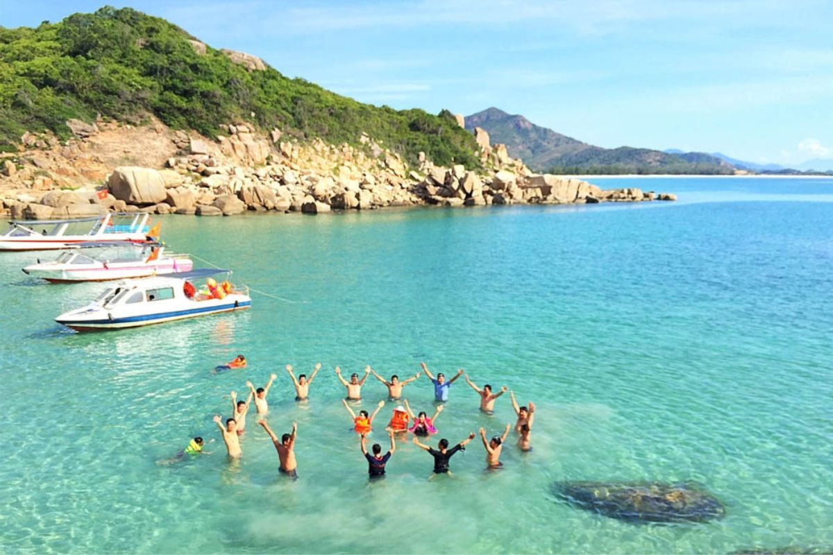 Du khách vui chơi tắm biển tại Đảo Bình Hưng Nha Trang trong tour du lịch 