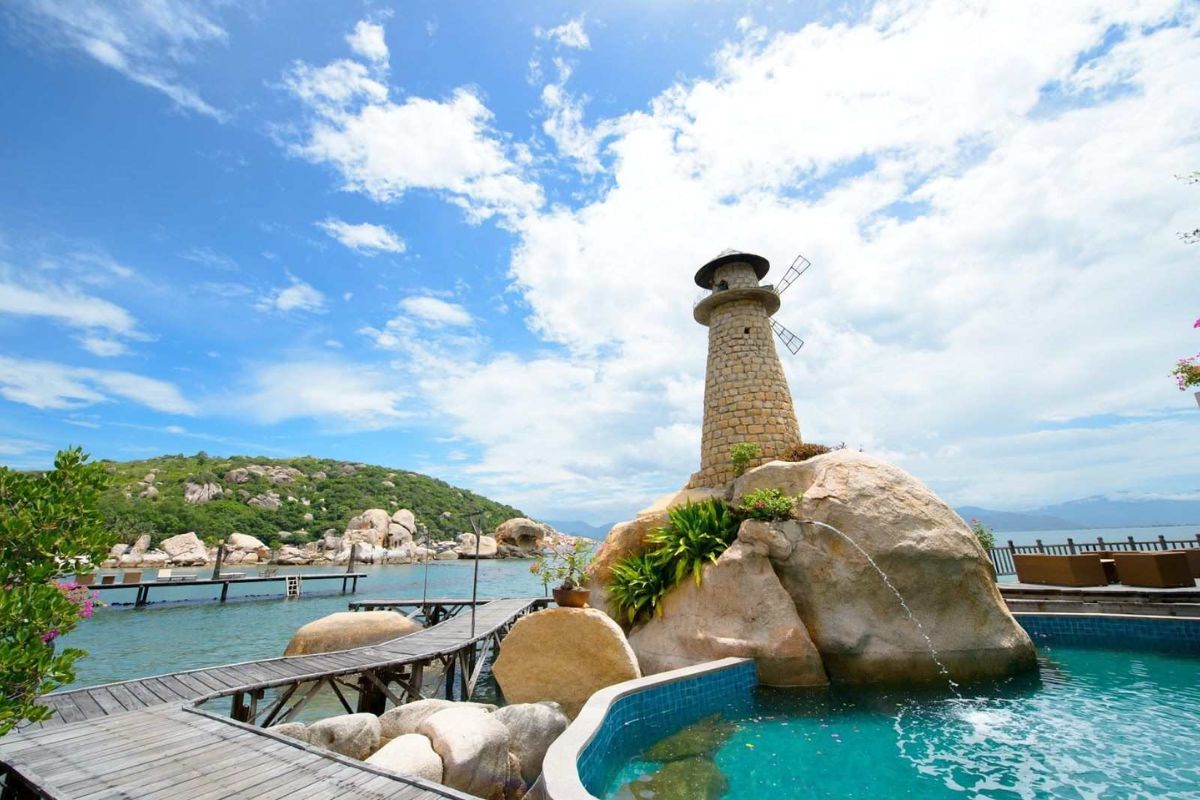 Hải đăng Hòn Chút tại Đảo Bình Hưng Nha Trang với view biển tuyệt đẹp 