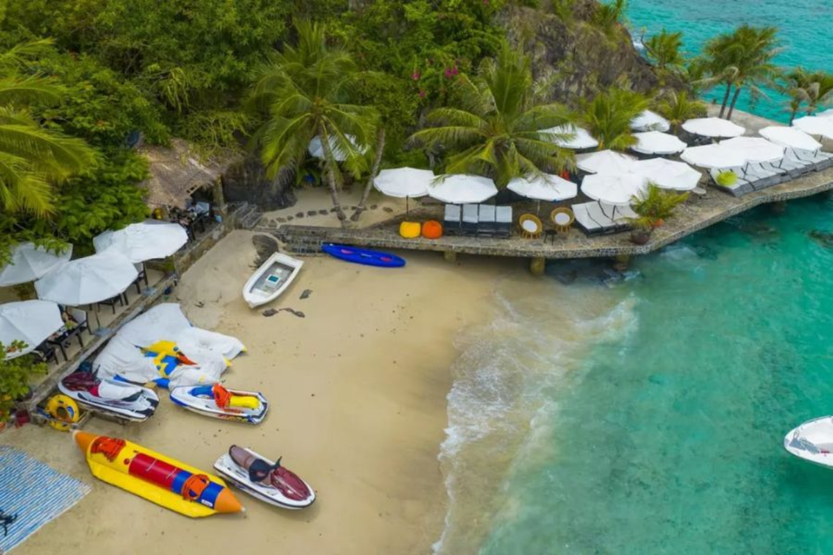 Mini Beach Nha Trang với bãi biển xanh trong, dù nghỉ và hoạt động vui chơi du lịch 2026