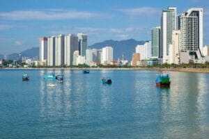 Toàn cảnh thành phố Nha Trang nhìn từ bờ biển với các khách sạn cao tầng ven biển Khánh Hòa
