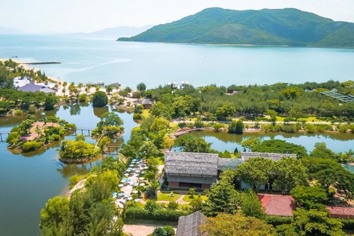 Toàn cảnh Đảo Hoa Lan Nha Trang nhìn từ trên cao với hồ nước và cảnh quan sinh thái