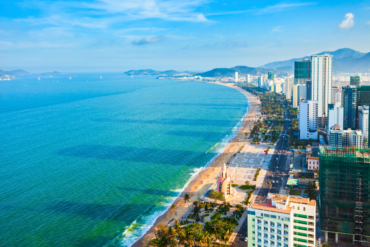 Bờ cát trắng mịn trải dài ở Bãi Dài Cam Ranh, một bãi biển đẹp ở Nha Trang - Vivu Nha Trang
