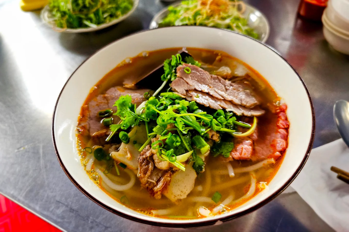 Tô bún bò với thịt bò, chả và rau thơm