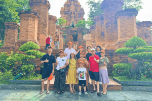 Du khách tham quan tháp bà Ponagar Nha Trang