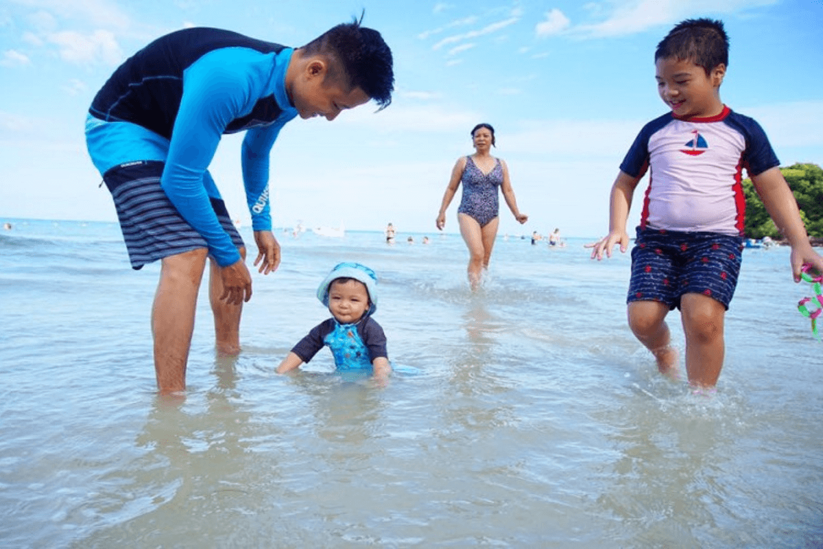 Gia đình tắm biển Nha Trang an toàn 