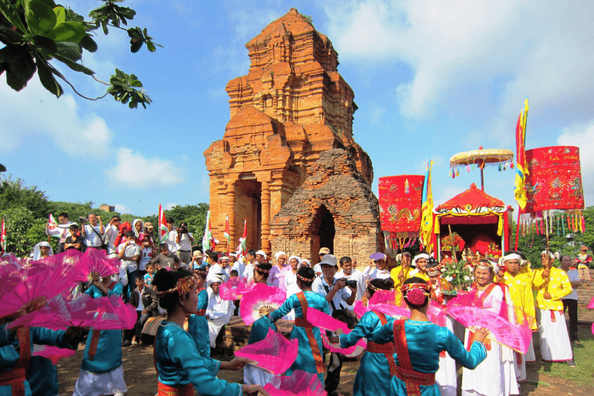 Toàn cảnh Tháp Bà Ponagar Nha Trang nhìn từ cổng vào