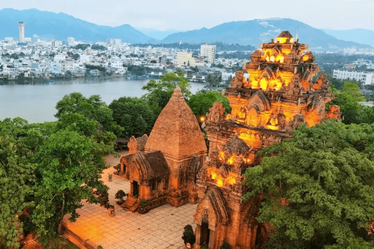 Tháp Bà Ponagar rực rỡ dưới ánh nắng buổi sáng 