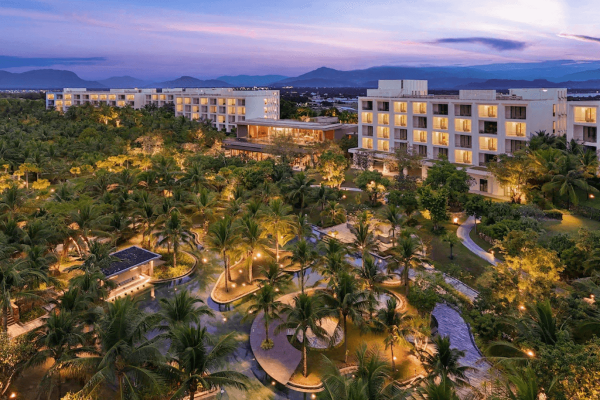 Khuôn viên resort Cam Ranh rộng lớn với cảnh quan đẹp 