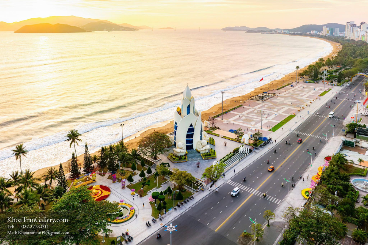 Toàn cảnh Tháp Trầm Hương Nha Trang rực rỡ dưới ánh nắng mặt trời
