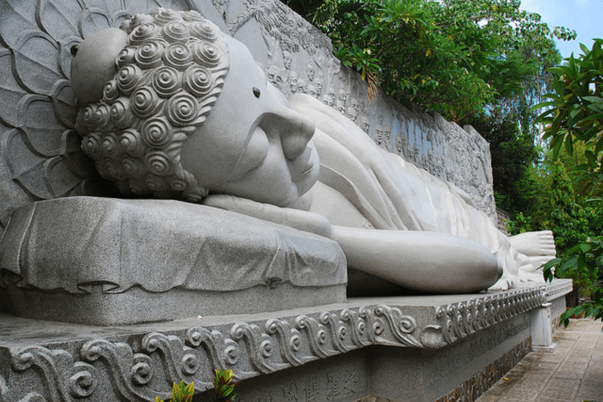 Tượng Phật nằm bằng đá tại Chùa Long Sơn Nha Trang