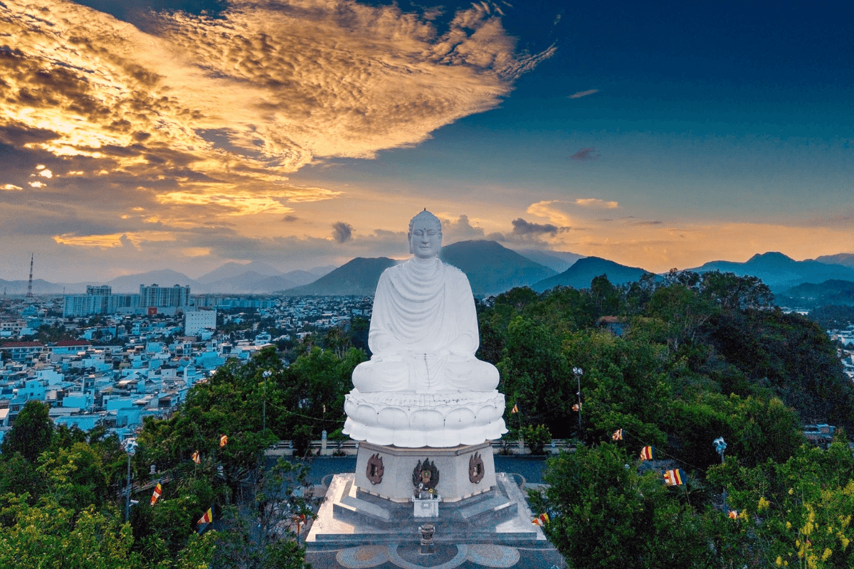 Tượng Phật trắng trên đỉnh đồi tại Chùa Long Sơn Nha Trang nhìn ra toàn cảnh thành phố