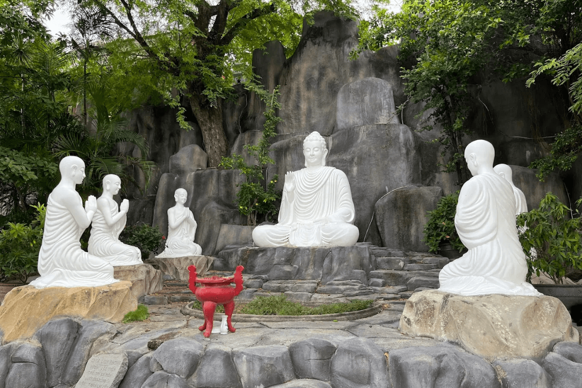 Tượng Phật và tiểu cảnh trong khu vườn thiền tại Chùa Long Sơn
