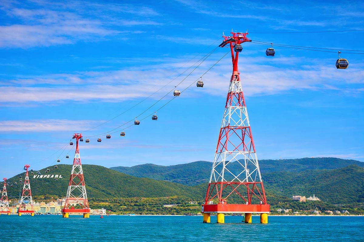 Toàn cảnh khu vui chơi nhìn từ cáp treo cho thấy vinpearl land nha trang có gì mà thu hút đông đảo du khách mỗi năm.