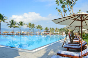 Hồ bơi sang trọng tại vinpearl nha trang bay với không gian nghỉ dưỡng ven biển, ghế tắm nắng và hàng dừa nhiệt đới