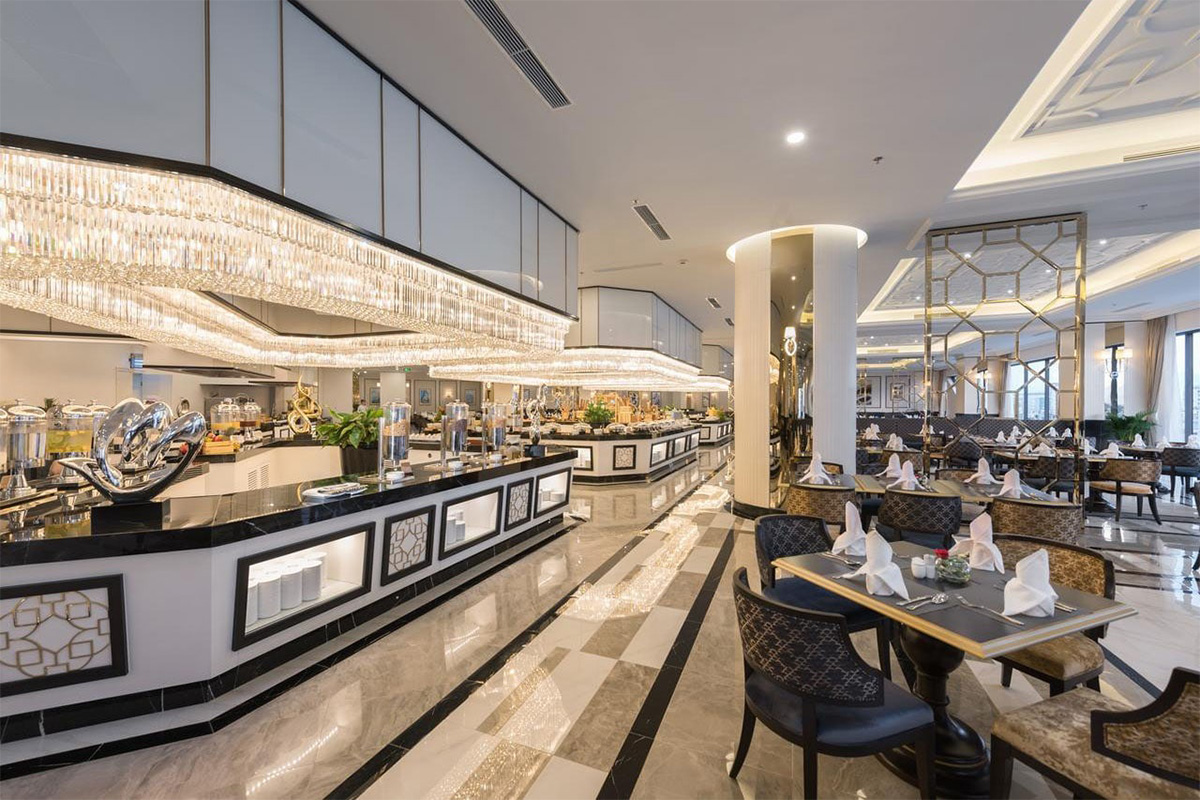 Không gian nhà hàng buffet cao cấp bên trong melia vinpearl nha trang với thiết kế sang trọng, bàn ăn hiện đại và quầy ẩm thực phong phú.