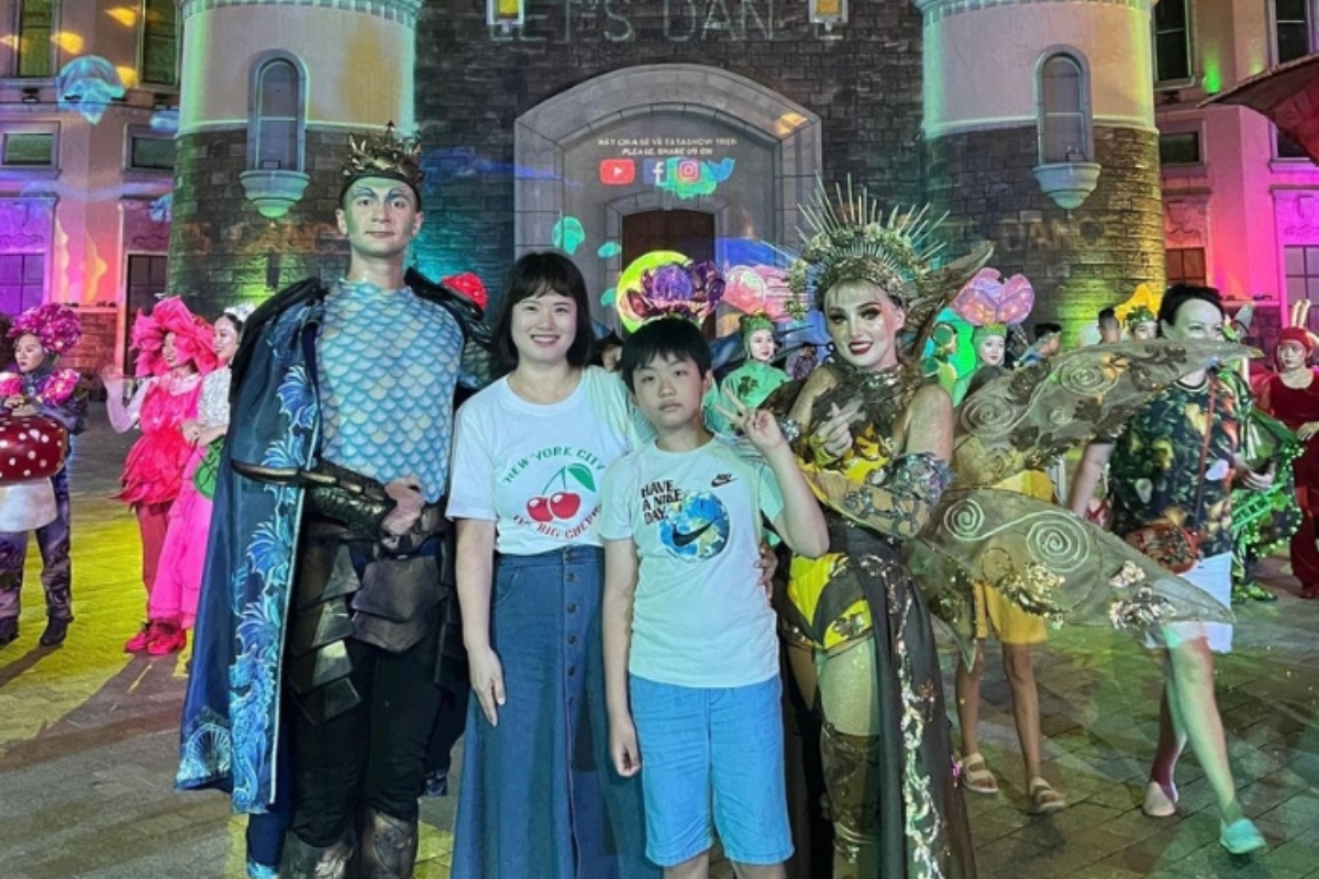 Du khách chụp ảnh check-in cùng biểu tượng Nha Trang – Tháp Trầm Hương 