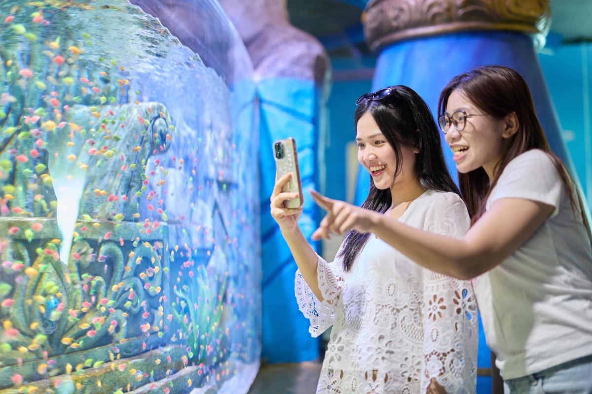 Trẻ em tạo dáng cùng tượng thú dễ thương tại VinWonders