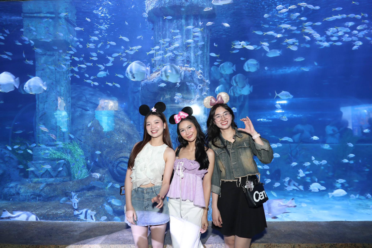 Du khách chụp ảnh trong thủy cung Vương Quốc Hải Thần VinWonders Nha Trang