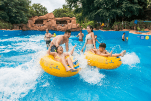 Du khách mặc đồ bơi năng động khi trải nghiệm trò chơi nước tại VinWonders Nha Trang (Ảnh_sưu tầm)