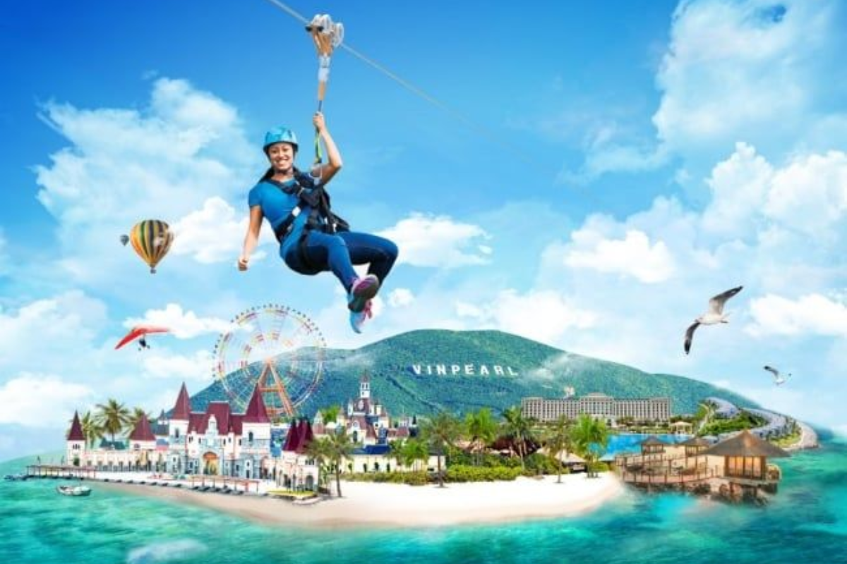 Du khách tham gia zipline trên biển tại VinWonders Nha Trang với cảm giác mạnh hấp dẫn