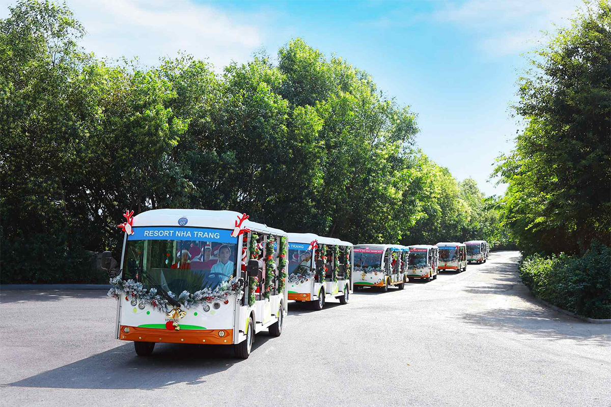 Xe điện nội khu đưa đón khách tại khách sạn vinpearl land nha trang