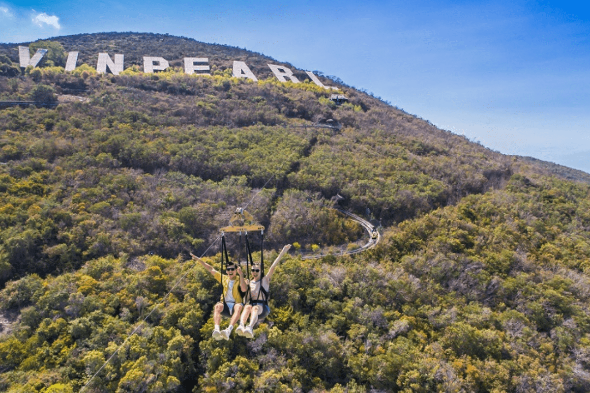 Hoạt động zipline băng qua núi tại VinWonders Nha Trang đầy thử thách