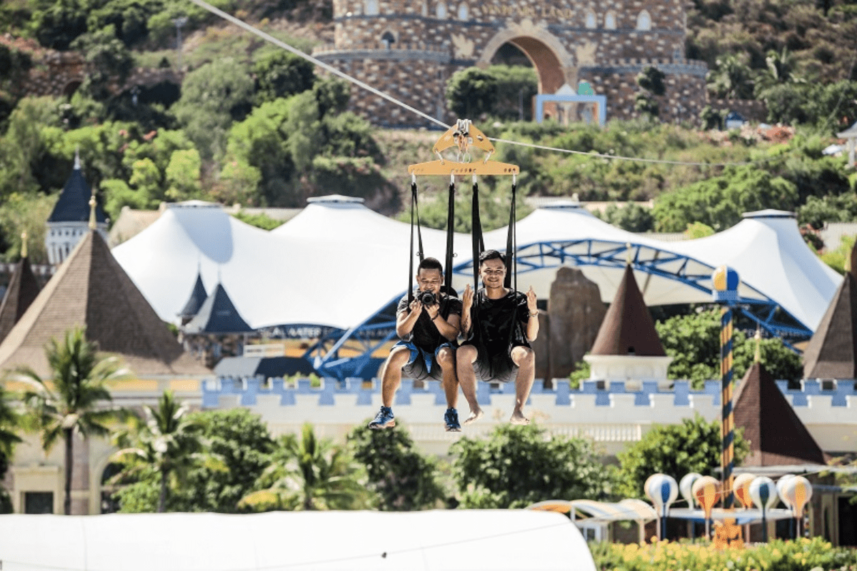 Khu trò chơi zipline tại VinWonders Nha Trang thu hút đông đảo du khách