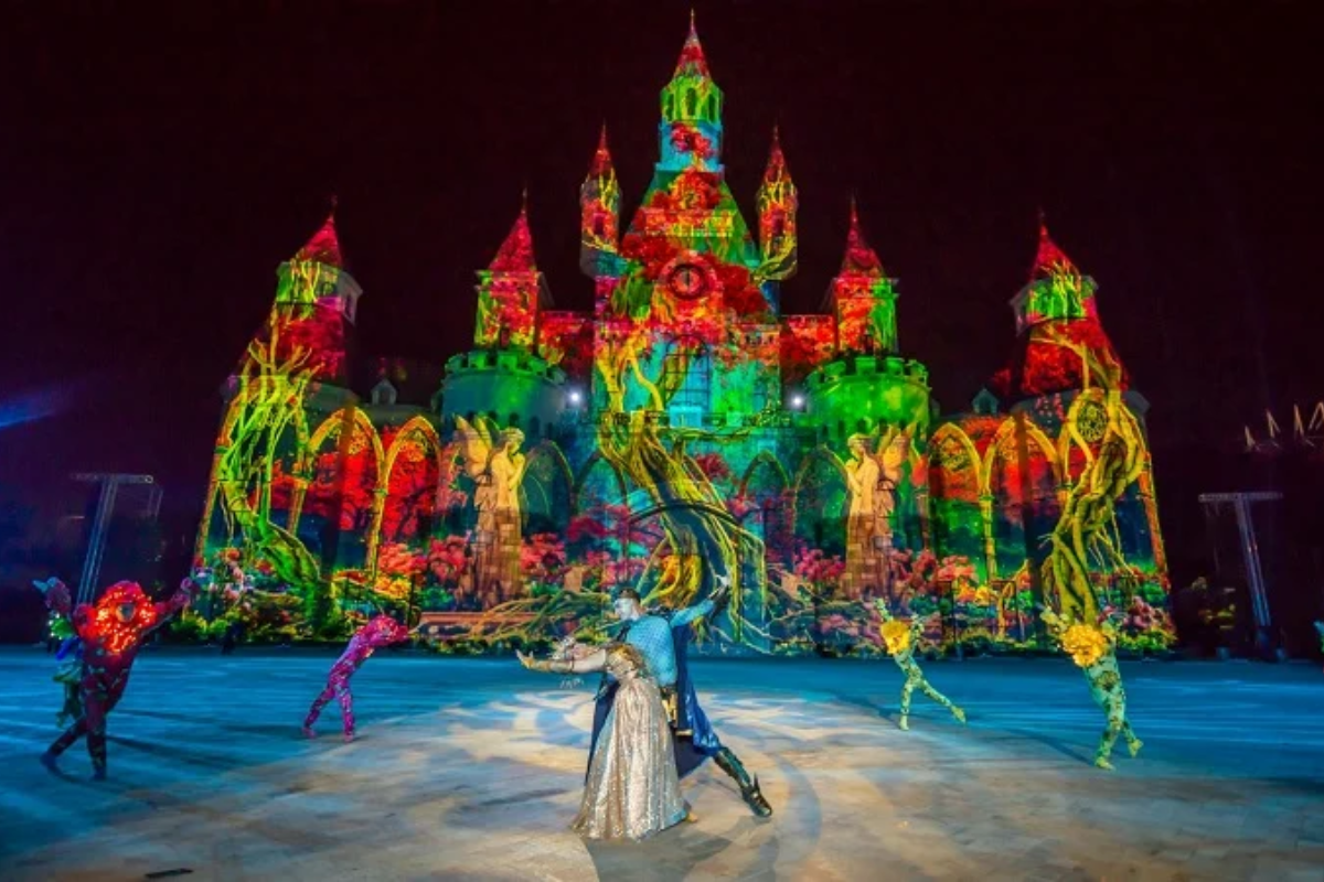 Màn trình diễn ánh sáng đầy màu sắc tại Tata Show VinWonders Nha Trang