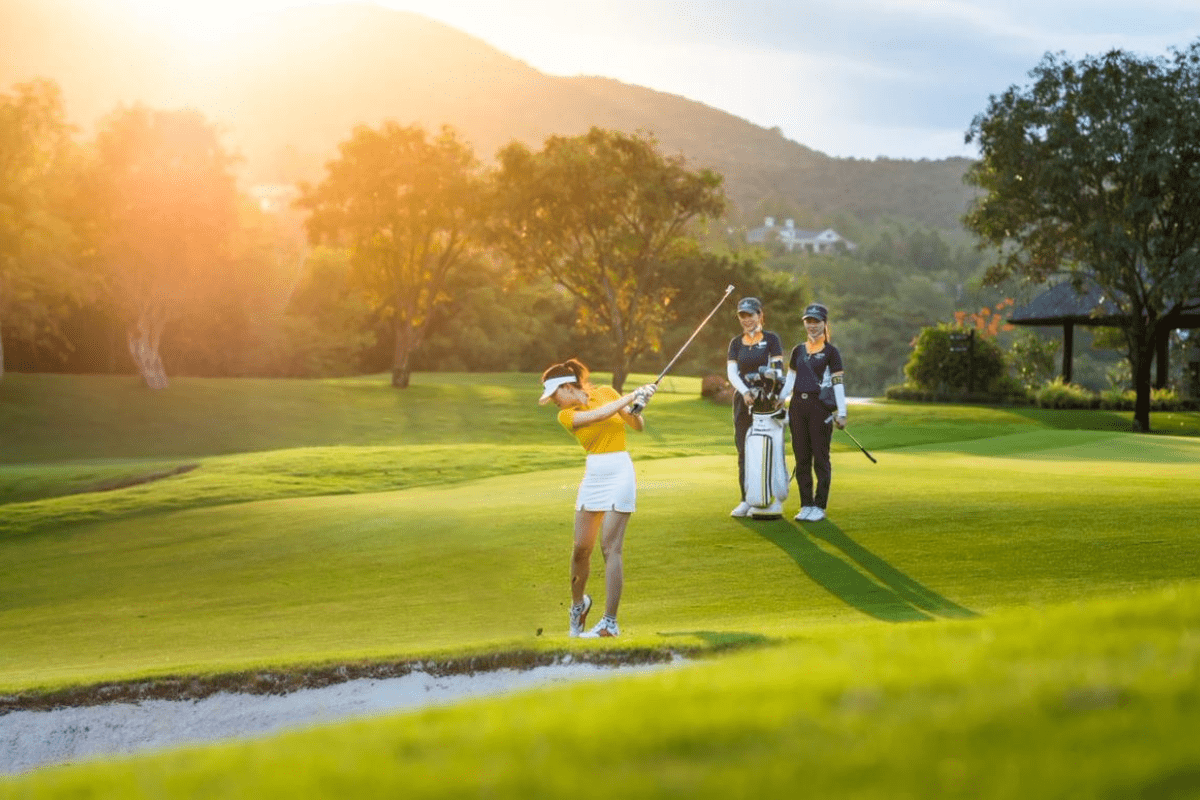 Trang phục năng động khi đi VinWonders Nha Trang phù hợp chơi golf và hoạt động ngoài trời