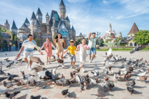 Gia đình vui chơi tại VinWonders Nha Trang