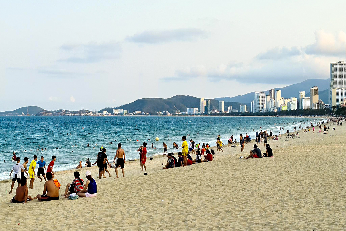 Bãi biển Nha Trang nhộn nhịp là điểm đến phù hợp cho gia đình 3 thế hệ cùng nghỉ dưỡng và vui chơi.