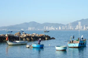 Toàn cảnh vịnh Nha Trang với thuyền thúng, tàu cá và không gian rộng thoáng phù hợp cho gia đình đông người nghỉ dưỡng.